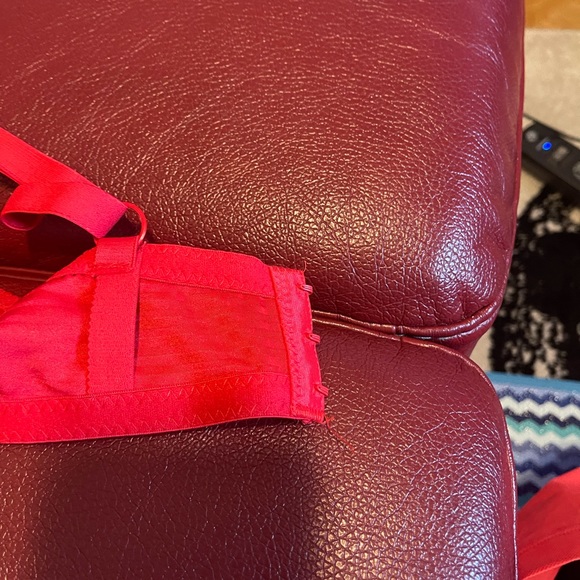 Red bra, underwire. 40D. - Picture 2 of 4